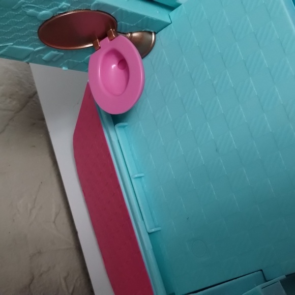 L.O.L 4-in-1 Glamper Fashion Camper With Accessories - Picture 13 of 16